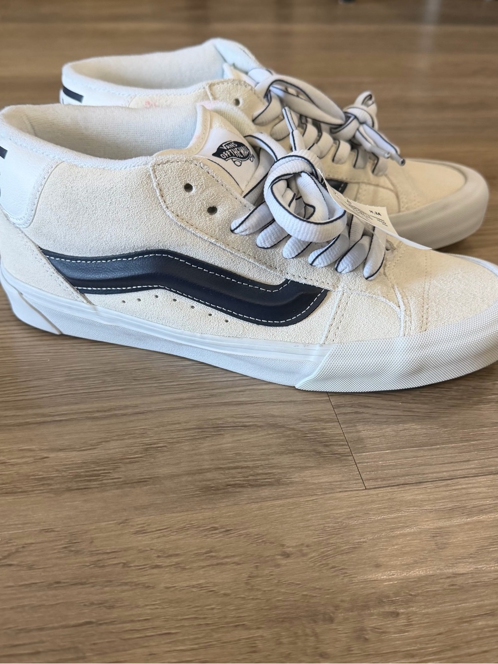 Vans Mid-Top Sneakers in White with Navy Blue Side Stripe Mens 9 Women 10.5